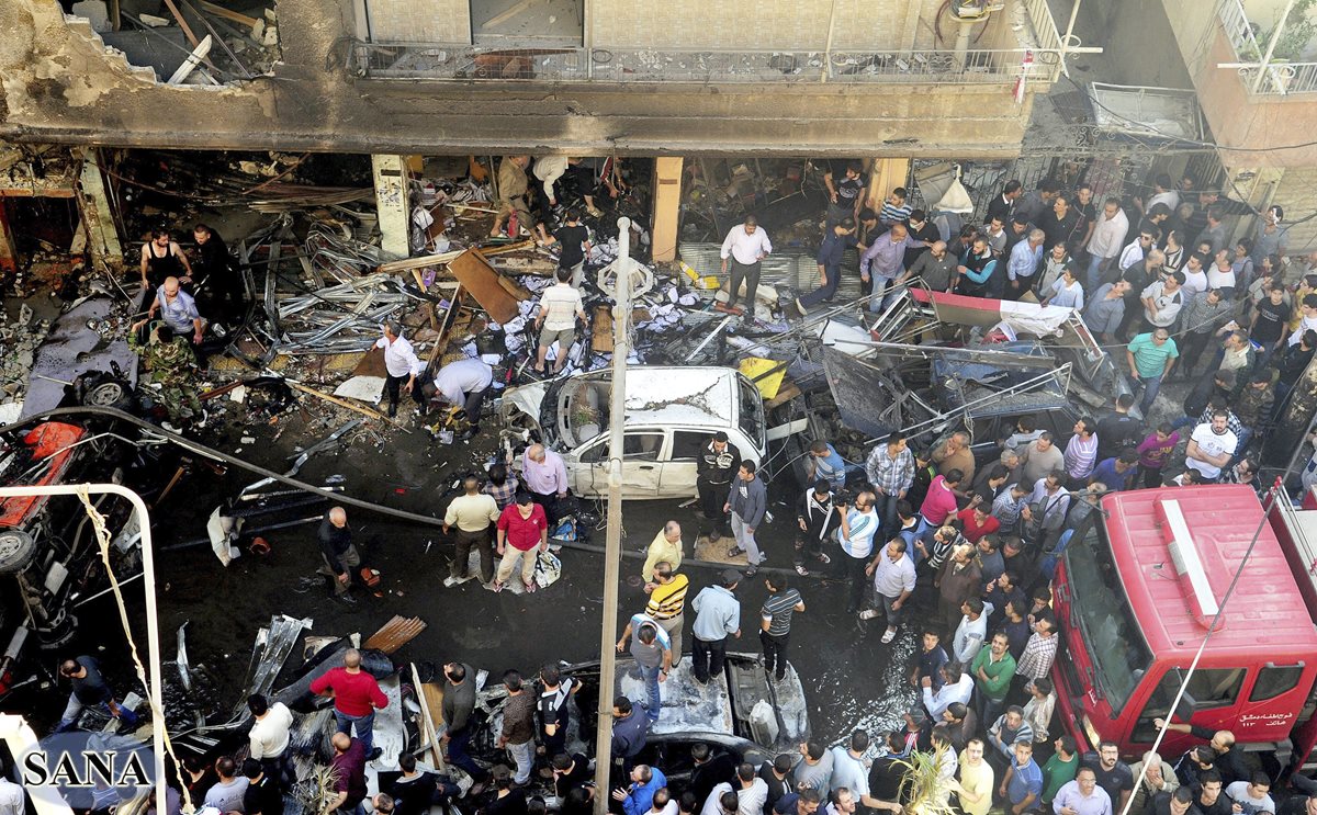 Varias personas alrededor del lugar donde se produjo la esplosión de un coche bomba en Yaramana, al sur de Damasco, en Siria, el 29 de octubre de 2012. Cerca de 11 personas murieron y 20 resultaron heridas en la explosión. (Foto: EFE)