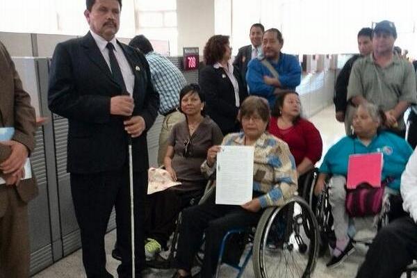 Representantes de Conadi presentaron la denuncia ante el MP. (Foto Prensa Libre: Andrea Orozco)