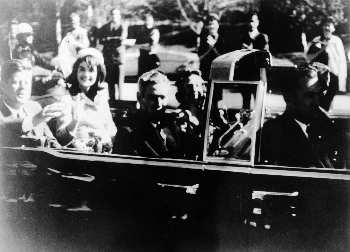 Presidente John F. Kennedy y su esposa, Jacqueline, momentos antes del atentado en su contra, el 22 de noviembre de 1963, en Dallas. (Foto Prensa Libre: AP)