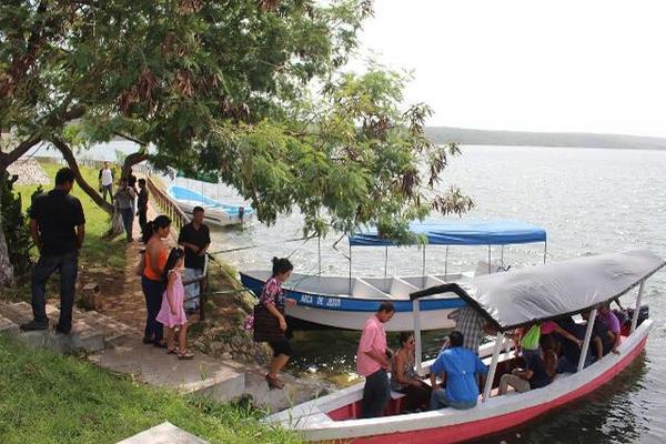 Turistas visitan lago Petén Itzá.<br _mce_bogus="1"/>