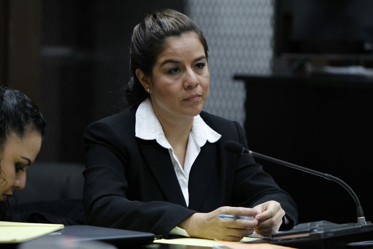 Claudia Méndez, exintendete de aduanas, se encuentra desde el lunes en una carceleta en la Torre de Tribunales. (Foto Prensa Libre: P. Raquec)