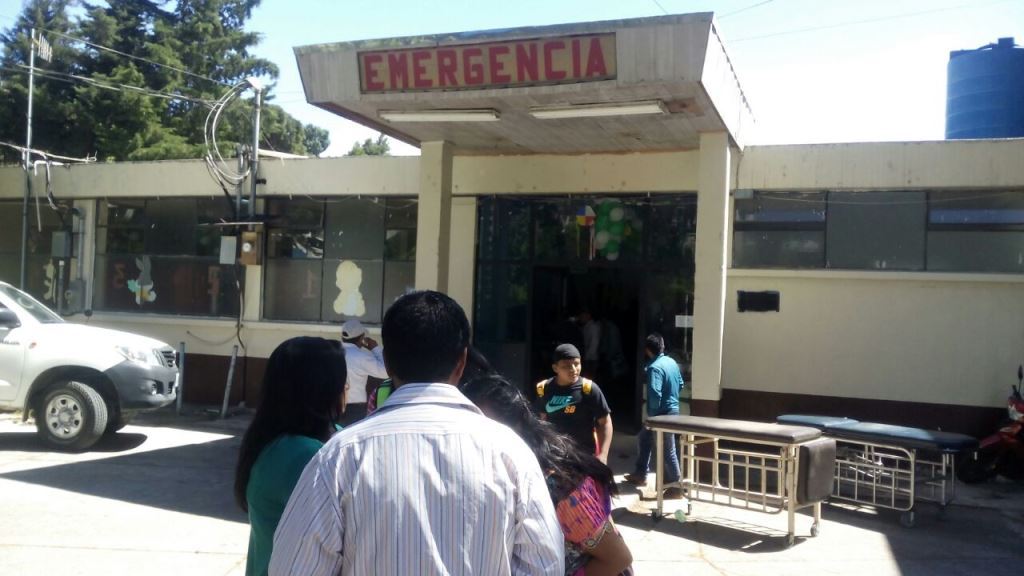 Hospital Nacional de Sololá a donde fueron trasladados los tres heridos en Santa Lucía Utatlán. (Foto Prensa Libre: Ángel Julajuj).