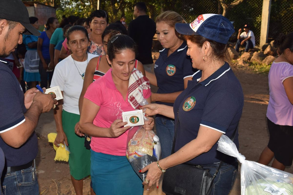Colaboradores de la municipalidad de Jalpatagua, Jutiapa, entregan bolsas de víveres a vecinos de ese municipio y llevan control por medio de carné de beneficiario. (Foto Prensa Libre: Cortesía)
