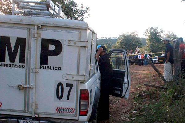 Investigadores trabajan en lugar donde murió baleado Jesús Canté Cruz, en Mataquescuintla. (Foto Prensa Libre: Hugo Oliva)