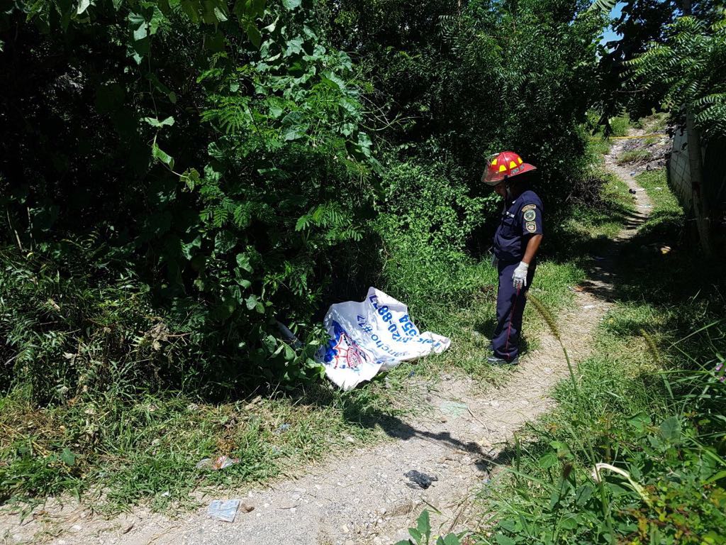 Adolfo Estuardo Vives, de 23 años, murió en el lugar donde se resgistró el ataque armado.(Foto Prensa Libre: Hugo Oliva)