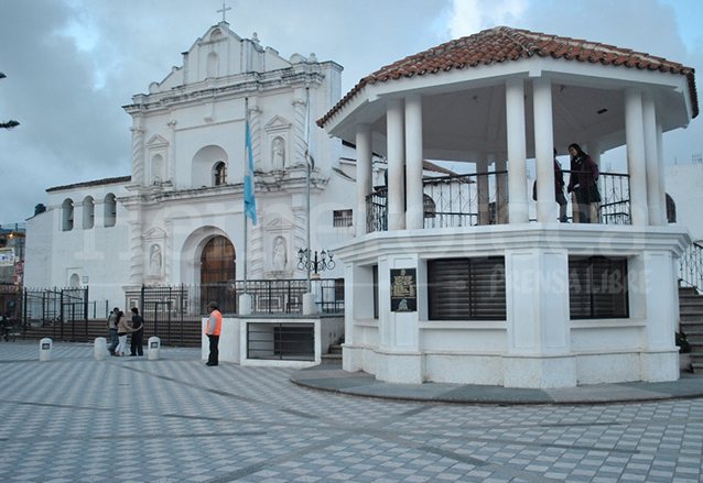 Iglesia y kiosko en el Parque Central de Tecpán. (Foto: Hemeroteca PL)