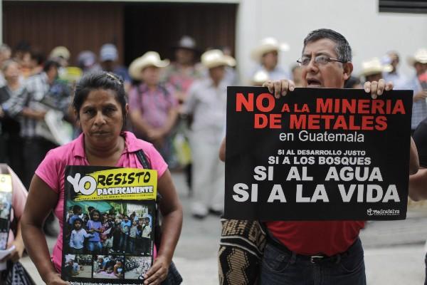 Vecinos de San José del Golfo y San Pedro Ayampuc protestan contra la minería,  frente a la Casa Presidencial, durante la reunión entre funcionarios y líderes comunitarios.