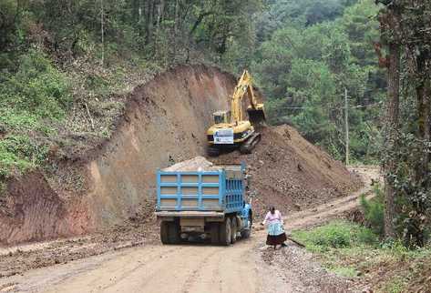 retroexcavadora remueve tierra de un cerro, para ampliar la carretera entre San Martín Jilotepeque,   Chimaltenango, y Joyabaj, Quiché.