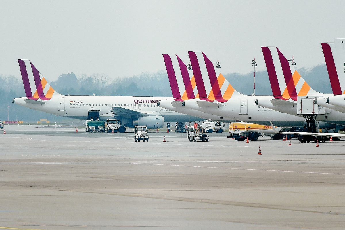 Aviones tipo Airbus de la compañía Germanwings, de los cuales una de sus aeronaves se accidentó el martes. (Foto Prensa Libre: AFP).