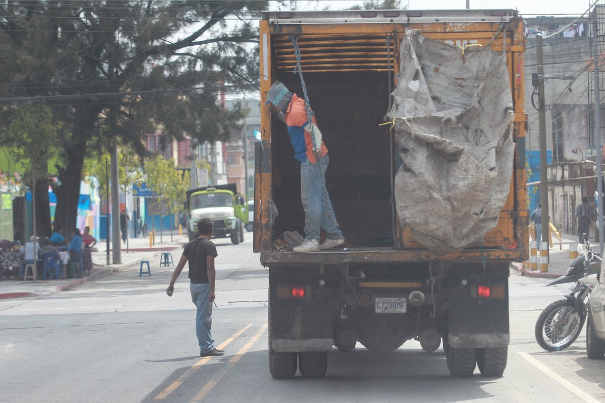 Trabajadores de una empresa que presta servicio en Mixco informaron que no son víctimas de extorsión; sin embargo, viven con temor por los constantes ataques a camiones de recolectores de basura. (Foto Prensa Libre: Estuardo Paredes)