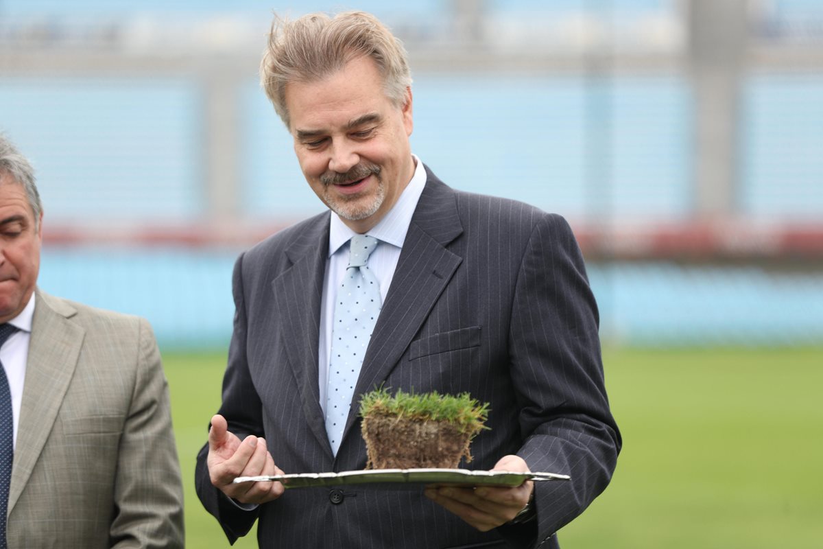 El embajador de Rusia en Uruguay, Nikolay Sofinskiy, participó en el acto de traslado del césped del Estadio Centenario, primer estadio mundialista y Monumento Histórico declarado por la Fifa. (Foto Prensa Libre: EFE)