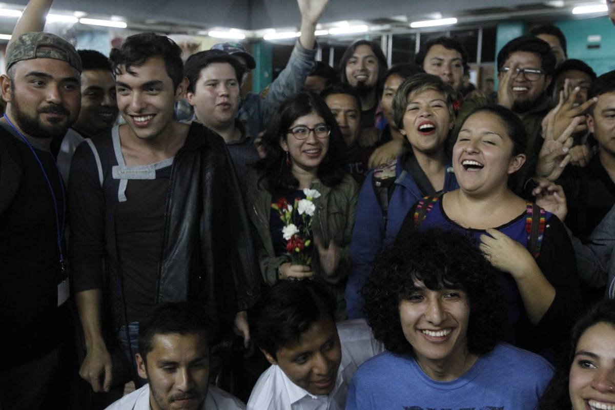 Lenina García, representante de la planilla 2, y seguidores celebran los resultados preliminares de la votación. (Foto Prensa Libre: Paulo Raquec)