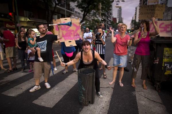 Argentinos exigen fin de apagones. (Foto Prensa Libre: AP)