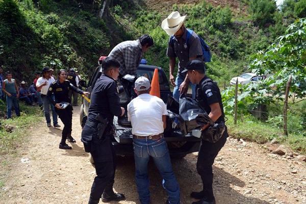 Trasladan a la morgue el cadáver de Raúl Herminio Alonzo, quien murió baleado, en La Unión. (Foto Prensa Libre: Julio Vargas)