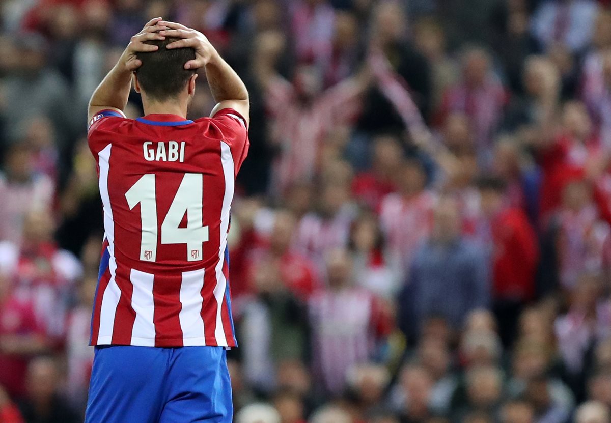Gabi muestra su decepción en el partido frente al Real Madrid. (Foto Prensa Libre: AFP)