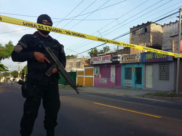 (Imagen de referencia). Un oficial de la Policía custodia el área donde ocurrió un hecho violento. (Foto: La Prensa Gráfca).