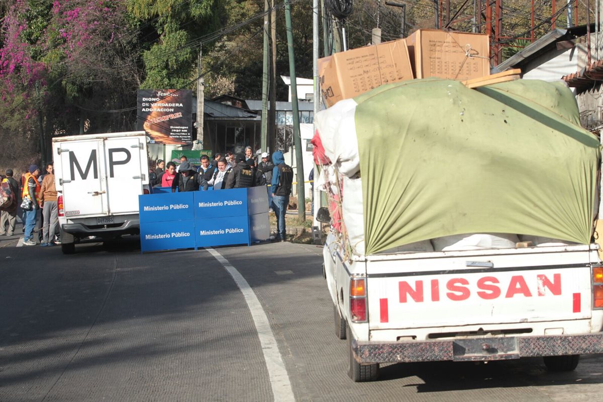 Delincuentes engañaron a los tripulantes de un picop que trasnportaba zapatos y cuando se estacionó asaltaron y balearon. (Foto Prensa Libre: Erick Ávila)