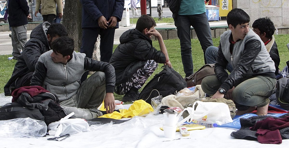 Inmigrantes comen en un parque de Belgrado, Serbia. Muchos de ellos buscan llegar a Inglaterra. (Foto Prensa LIbre: EFE).