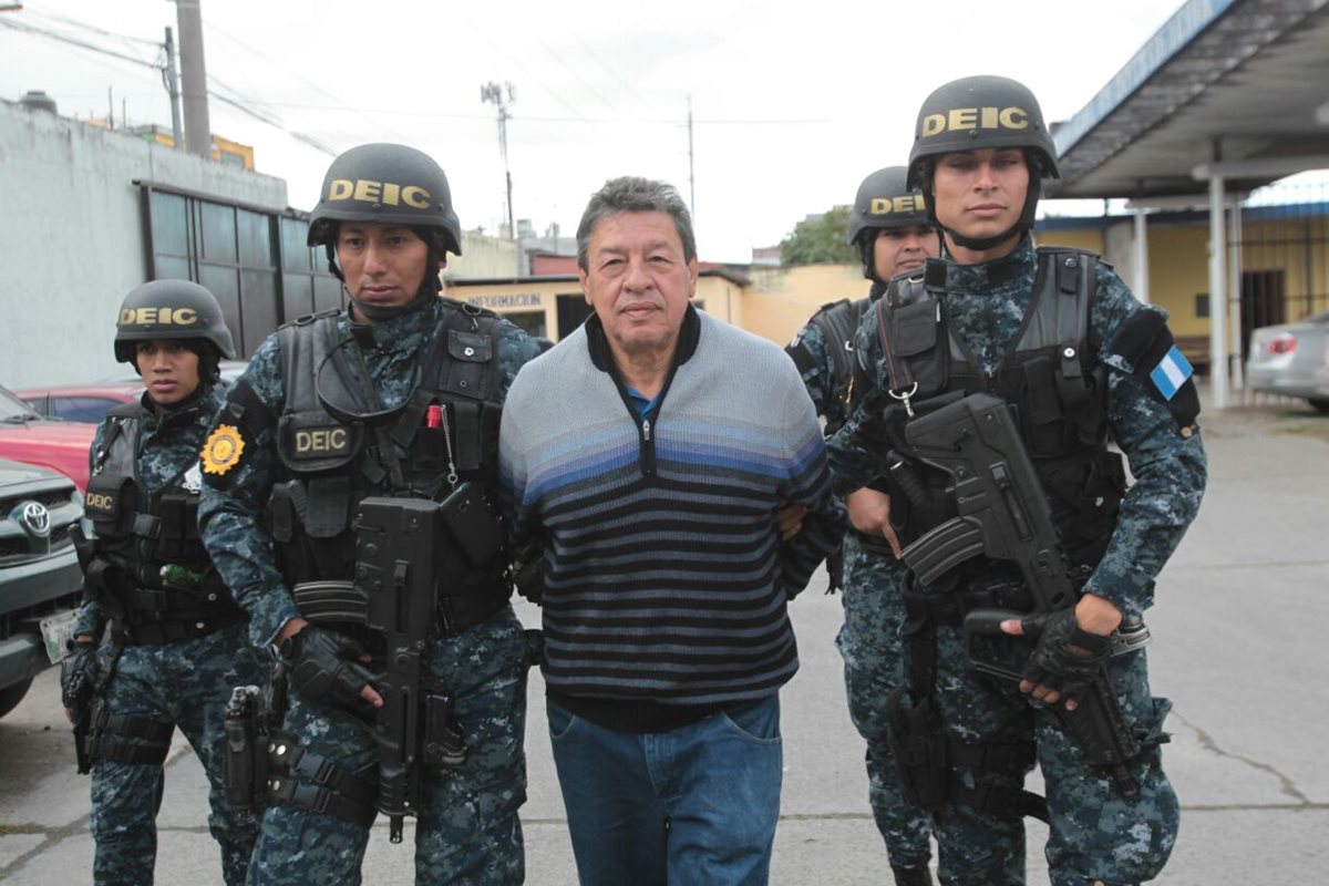 Excomandante de Bomberos Voluntarios es señalado de corrupción en compras de la entidad. (Foto Prensa Libre: Érick Ávila)