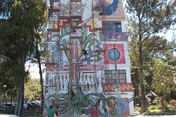El mural  mide 18 metros de altura. En su creación participaron alumnos del octavo semestre de la Escuela Superior de Arte de la Usac. (Foto Prensa Libre: Ángel Elías)