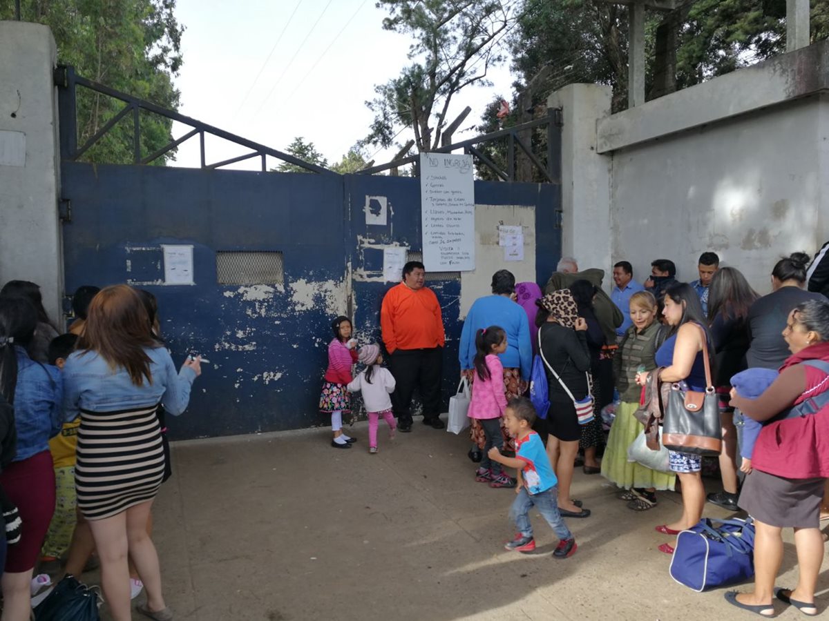 Personas llegaron a visita y no pudieron ingresar hasta finalizada la requisa en Pavón. (Foto Prensa Libre: Estuardo Paredes)
