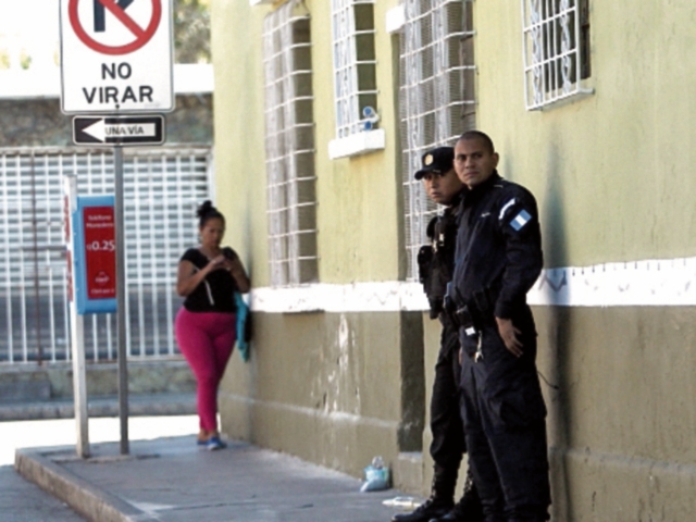 Amílcar Montejo reportó en su cuenta virtual  un ataque en la 11 avenida A y   3a. calle,  zona 1, que dejó dos mujeres fallecidas. (Foto Prensa Libre: Cortesía PNC)