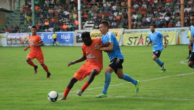 Marvin Ávila (anaranjado) sufrió insultos racistas en el juego contra Malacateco el domingo pasado. (Foto Prensa Libre: Hemeroteca PL)