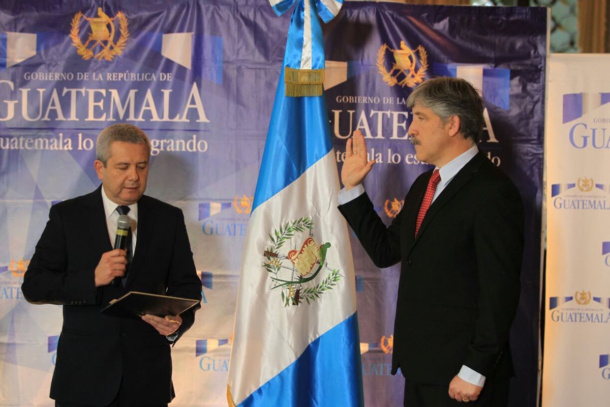 El medico Juan Carlos Verdugo es juramentado como viceministro de Salud. (Foto Prensa Libre: Esbín García)