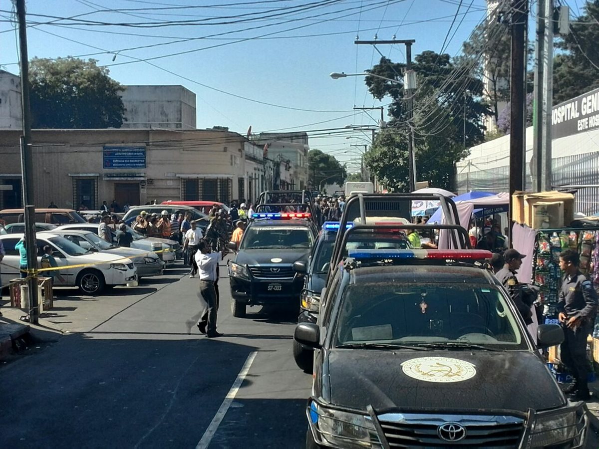 El atentado afuera de la consulta externa del Hospital General dejó cuatro muertos. (Foto Prensa Libre: Hemeroteca PL)