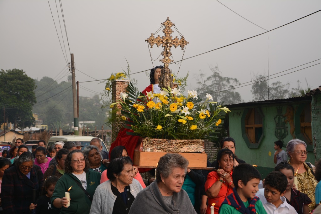 Feligreses cargan en hombros procesión con la imagen de la Santa Cruz, en la cabecera de Sololá. (Foto Prensa Libre: Édgar René Sáenz)