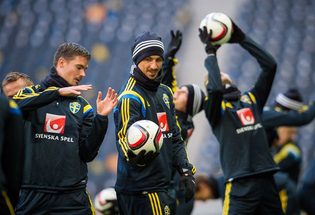 Zlatan Ibrahimovic, en un entrenamiento con la selección de Suecia. (Foto Prensa Libre: AFP)