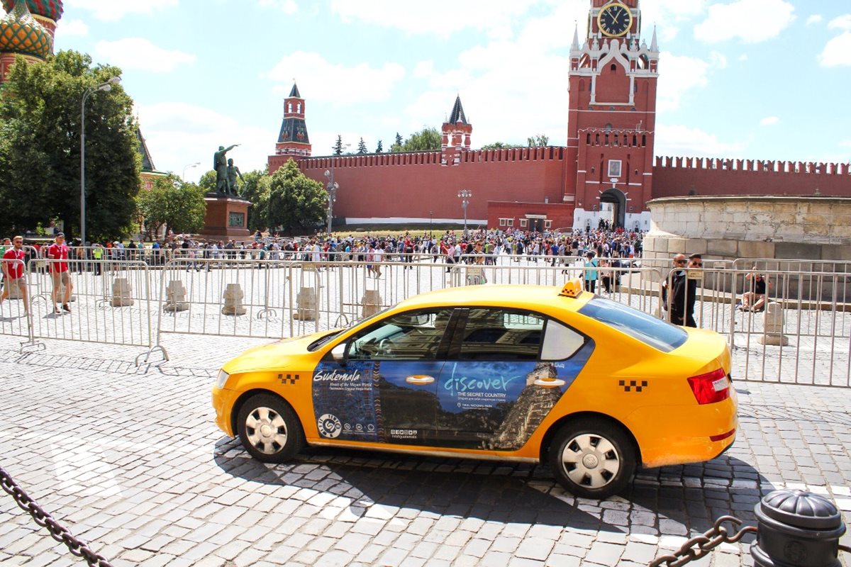 El Inguat muestra con estas fotografíascomo se vería publicidad promociona Guatemala en varias ciudades de Rusia para atraer turistas al país. En la foto, taxis en Moscú. (Foto, Prensa Libre: Inguat).