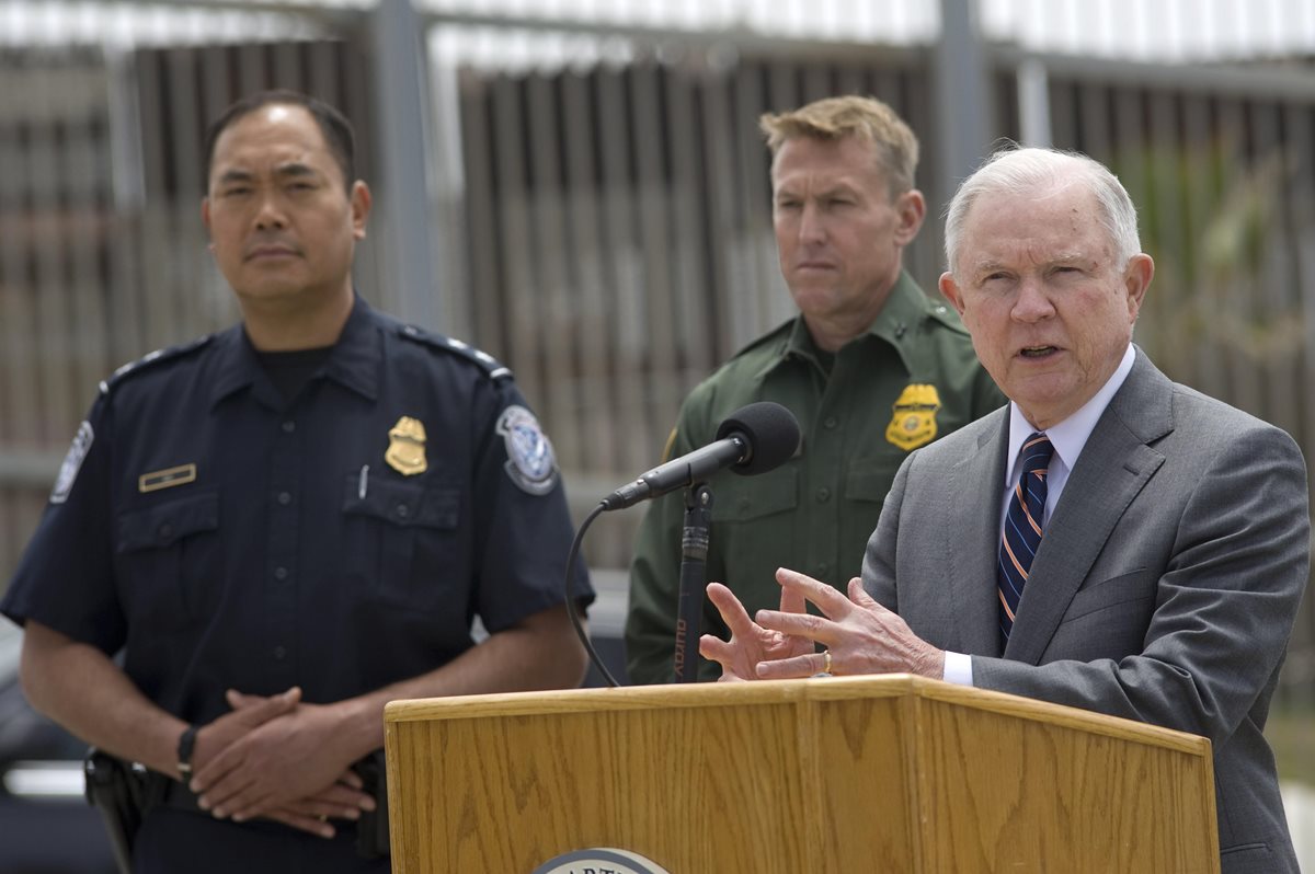 Jeff Sessions (derecha) anunció que Estados Unidos enjuiciarán a los inmigrantes que crucen ilegalmente la frontera y, en caso de estar acompañados de menores, les separará de ellos.(Foto Prensa Libre:EFE).