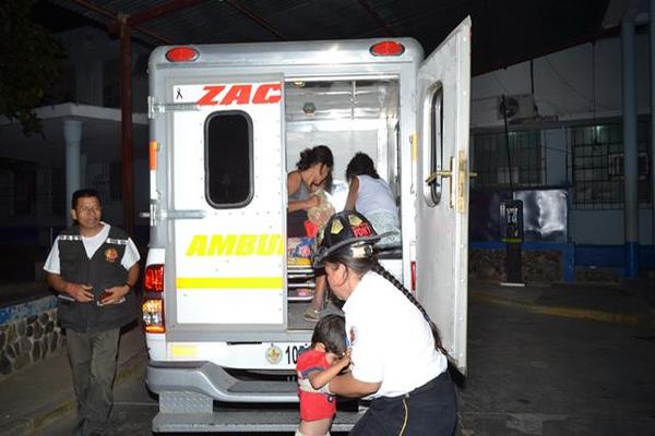 Adolescente abusada es trasladada al Hospital Nacional de Zacapa. (Foto Prensa Libre: Víctor Gómez)