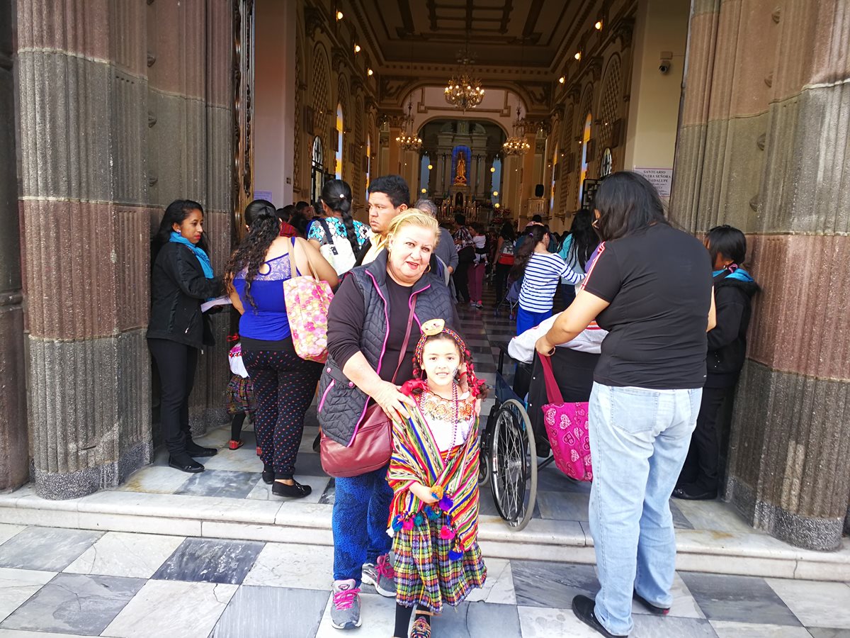 Norma González en la entrada del Santuario de Guadalupe junto a su nieta Fátima Sofía. (Foto Prensa Libre: Oscar Fernando García).