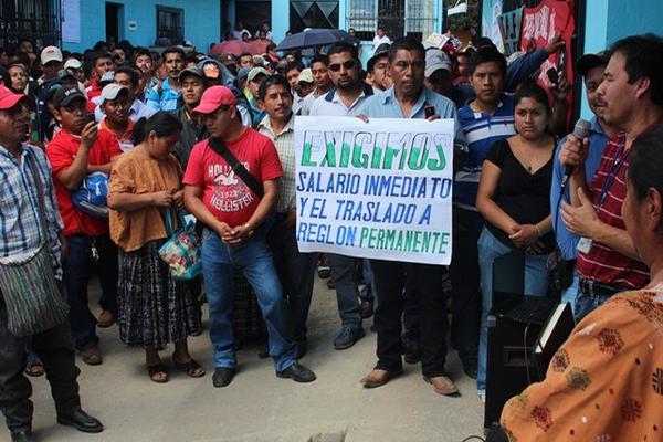 Salubristas manifiestan frente al Área de Salud, en Cobán. (Foto Prensa Libre: Eduardo Sam) <br _mce_bogus="1"/>