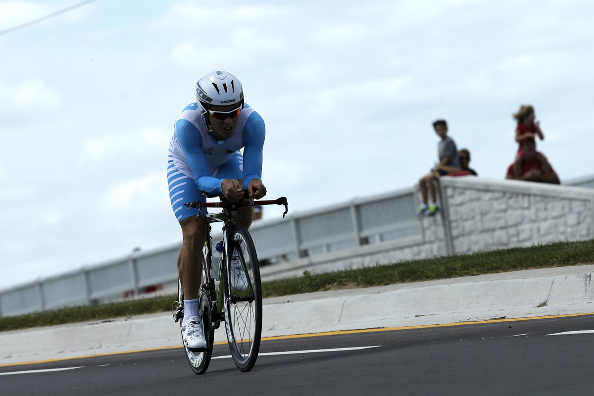 El guatemalteco Manuel Rodas durante la prueba de ciclismo contrarreloj individual. (Foto Prensa Libre: EFE)