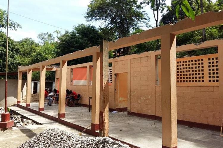 Las mejoras a una escuela en Zacapa están paralizadas por el retraso financiero. (Foto Prensa Libre: Hemeroteca PL)