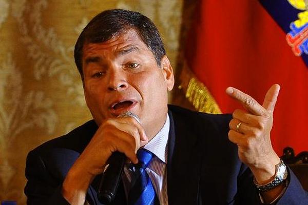 El presidente ecuatoriano, Rafael Correa, habla con la prensa en el palacio presidencial en Quito. (Foto prensa Libre:AFP)
