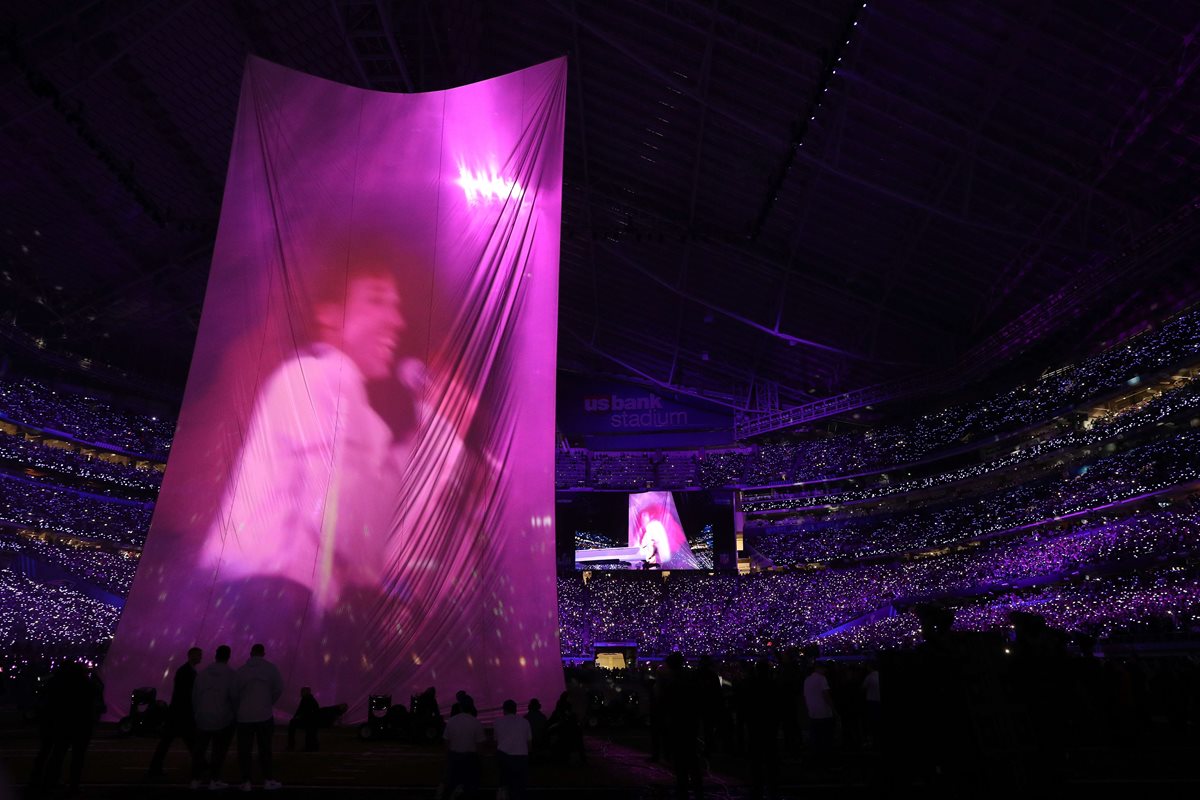 Imagen de Prince, durante el intermedio del Super Bowl. (Foto Prensa Libre, AFP).