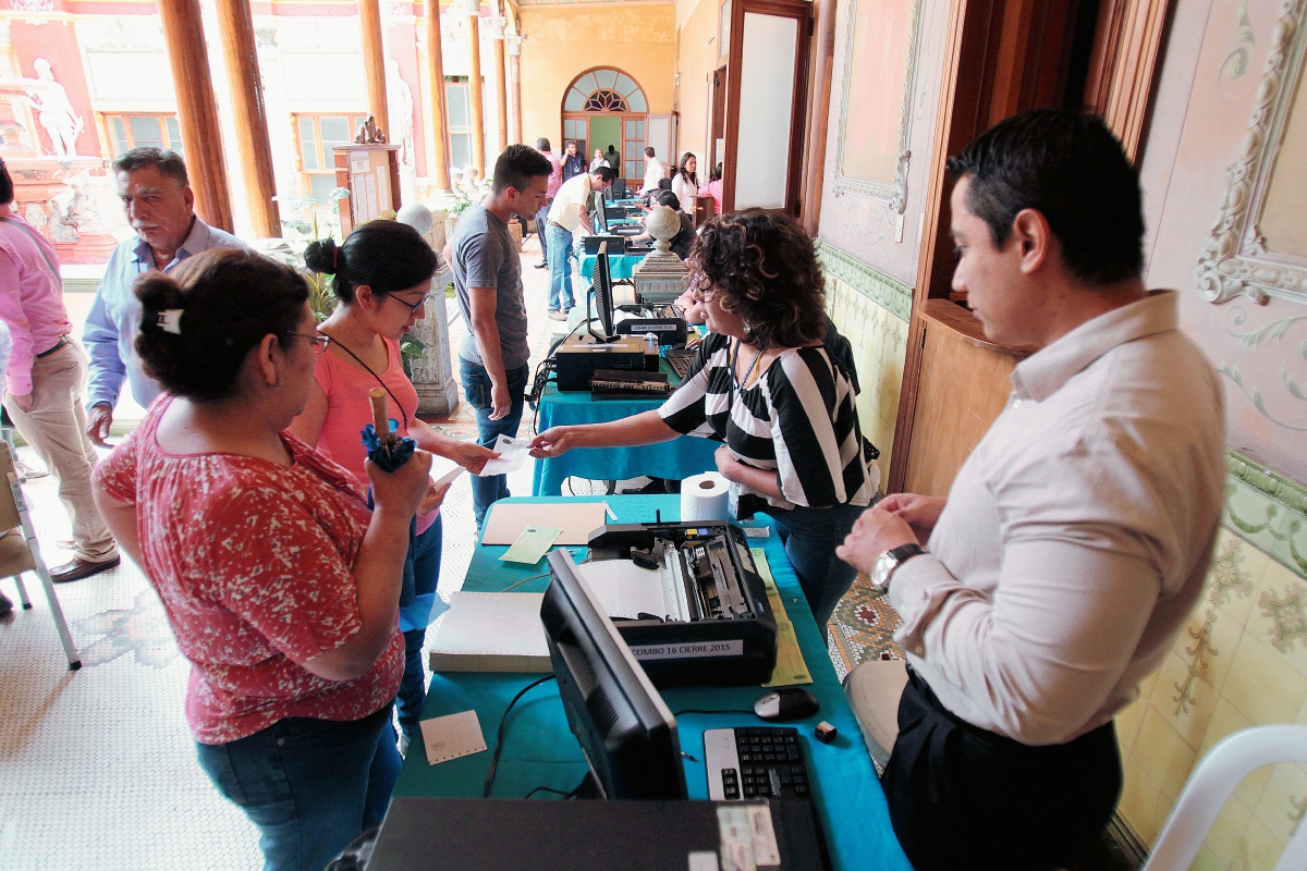 En la sede central del TSE se instalaron 20 mesas de empadronamiento. (Foto Prensa Libre: Paulo Raquec)