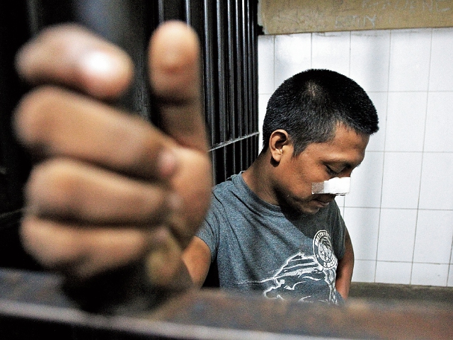 Domingo Chub Pop agacha la cabeza mientras recuerda el momento en que ocurrió el accidente del tráiler que conducía en la carretera, en Mixco. (Foto Prensa Libre: Esbin García)