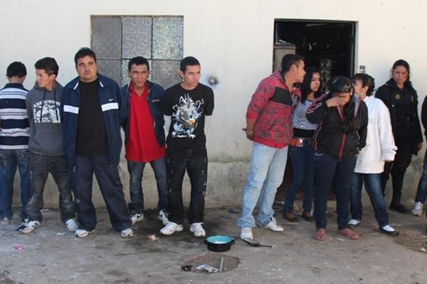 Cinco menores de edad fueron aprehendidos junto a ocho personas más, sindicados de integrar banda de sicarios en Chimaltenango. (Foto Prensa Libre: PNC)<br _mce_bogus="1"/>