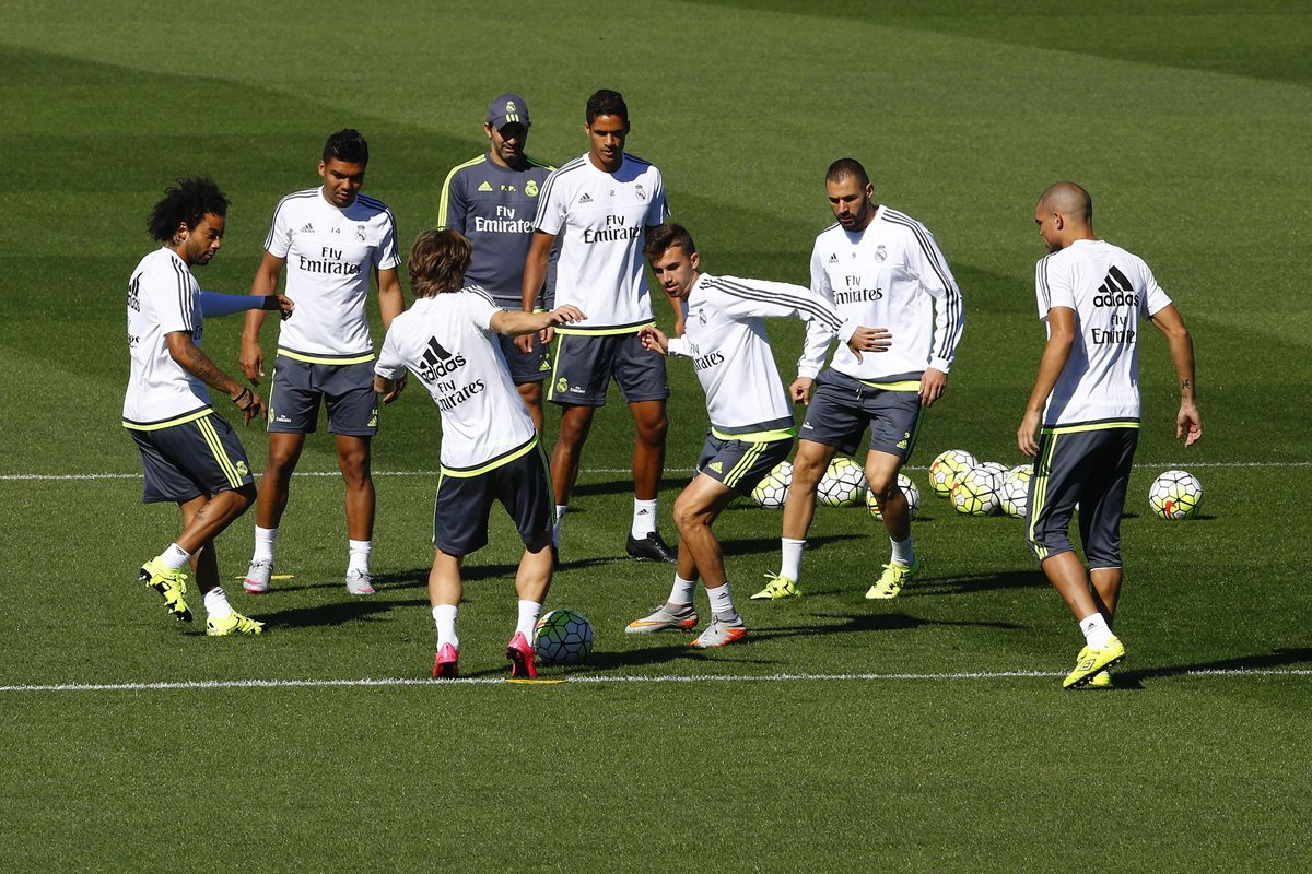 Raphael Varane junto a Marcelo Vieira, Casemiro, Luka Modric, Nacho Fernández, Karim Benzema, y Pepe durante el entrenamiento de este viernes. (Foto Prensa Libre: EFE)