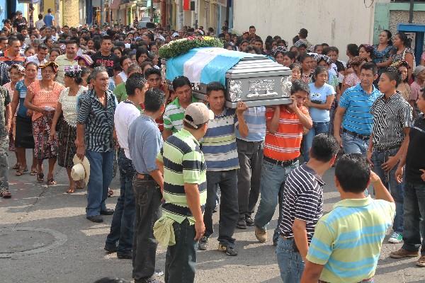 Cientos  de vecinos  llevan cortejo fúnebre.