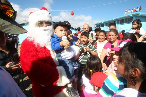 Los niños de la Pediatría del San Juan de Dios, felices con la llegada de Santa Claus. (Foto Prensa Libre: P. Raquec)