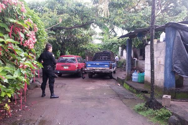 Agentes de la PNC durante uno de los allanamientos que se realizan en El Asintal, Retalhuleu. (Foto Prensa Libre: Rolando Miranda)<br _mce_bogus="1"/>