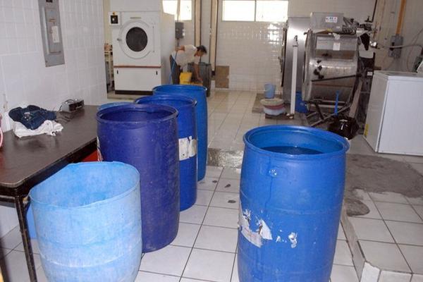 Lavandería de  hospital de Guastatoya usa  15 toneles diarios  para lavar la ropa de los internos. (Foto Prensa Libre: Hugo Oliva)