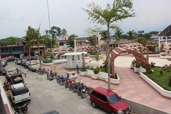 Vecinos y visitantes tienen servicio gratuito de interner en el parque de Nueva Santa Rosa. (Foto Prensa Libre: Oswaldo Cardona)<br _mce_bogus="1"/>