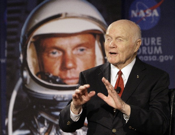 John Glenn habla con astronautas en la Estación Espacial Internacional vía satélite.(AP).